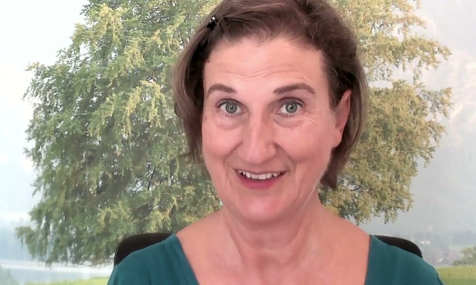 Barbara zeigt eine Augenübung aus Modul 1
